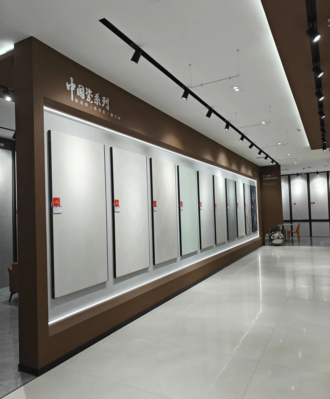 鷹牌50周年 門店風(fēng)采｜河南駐馬店鷹牌旗艦店，讓雅致成為生活的底色(圖7)