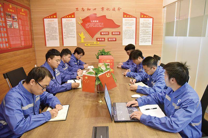 遠景目標催人奮進 凝心聚力堅韌前行——中國中鐵基層單位學(xué)習(xí)宣貫黨的十九屆五中全會精神掠影