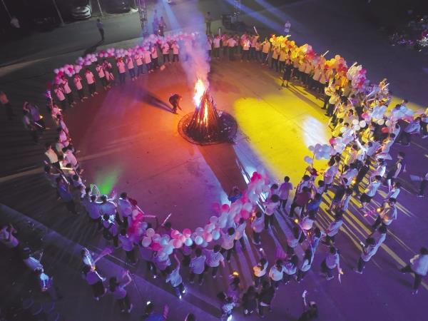 7月5日至14日，中鐵十局一公司舉辦2023年新員工入職培訓(xùn)，幫助來自全國19個省份的200余名高校畢業(yè)生快速轉(zhuǎn)換角色，適應(yīng)公司工作生活，翻開了他們初入職場的第一課。邵帥 鄭林存 攝影報道_副本